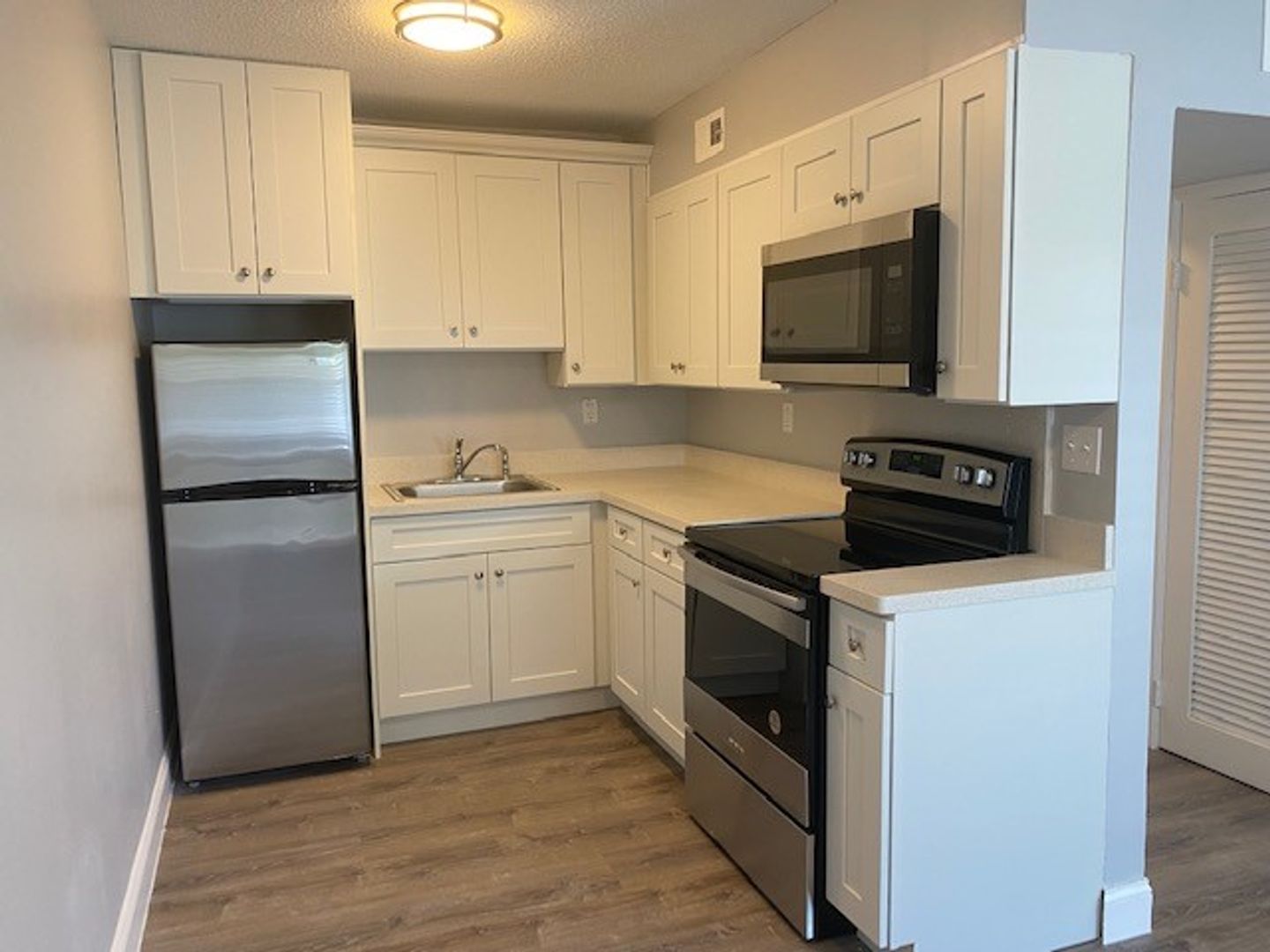 Hollywood Apartment: 2500 Johnson Street