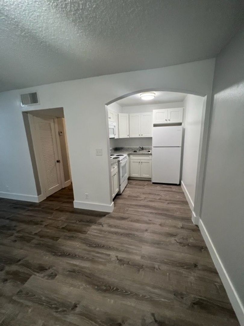Hollywood Apartment: 2500 Johnson Street