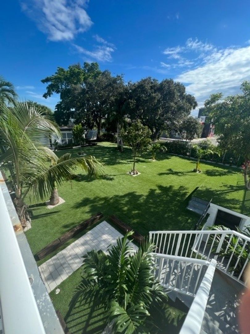 Hollywood Apartment: 1821 Thomas Street