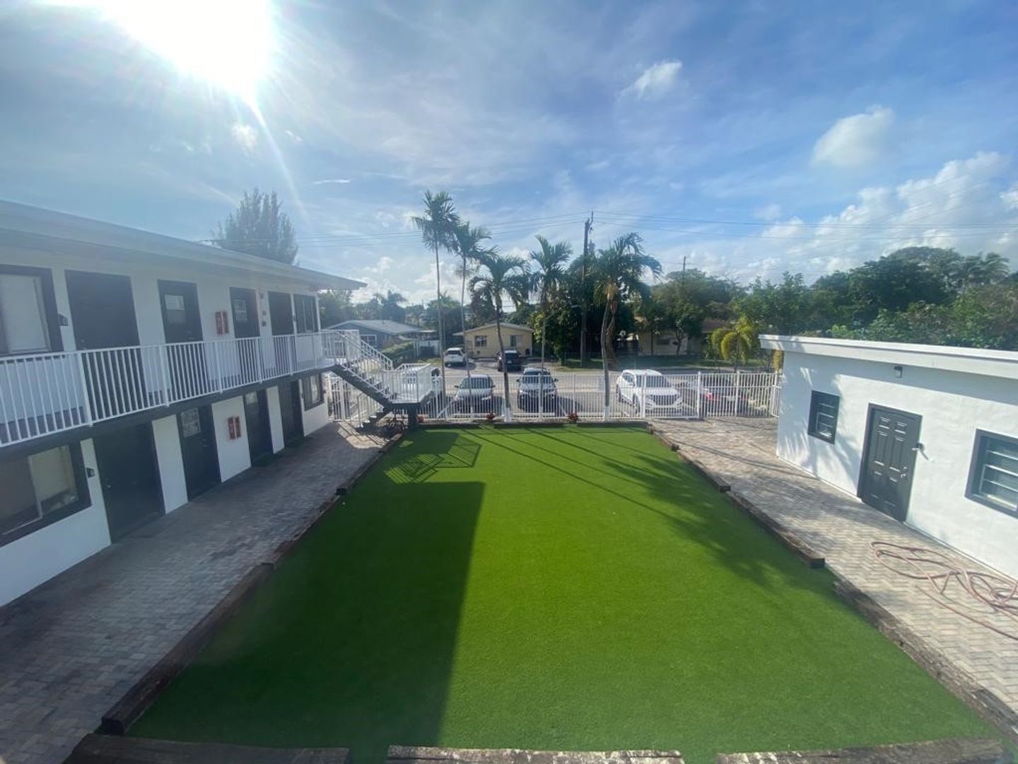 Hollywood Apartment: 2325-2331 Arthur St