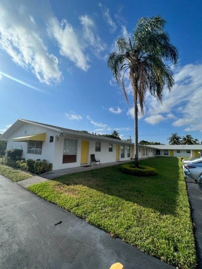 Hollywood Apartment: 2436 Van Buren Street