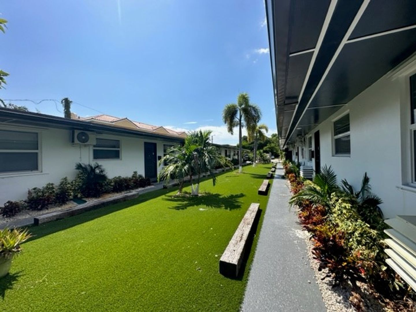 Hollywood Apartment: 2221 Monroe Street