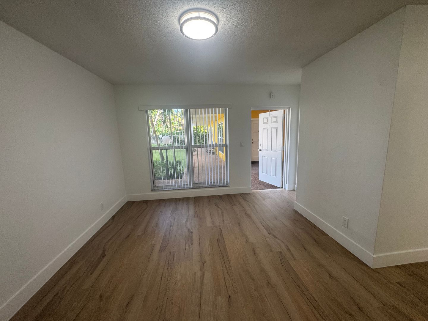 Hollywood Apartment: 2822 Van Buren Street