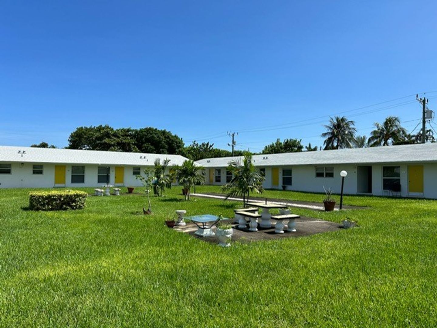 Hollywood Apartment: 2436 Van Buren Street