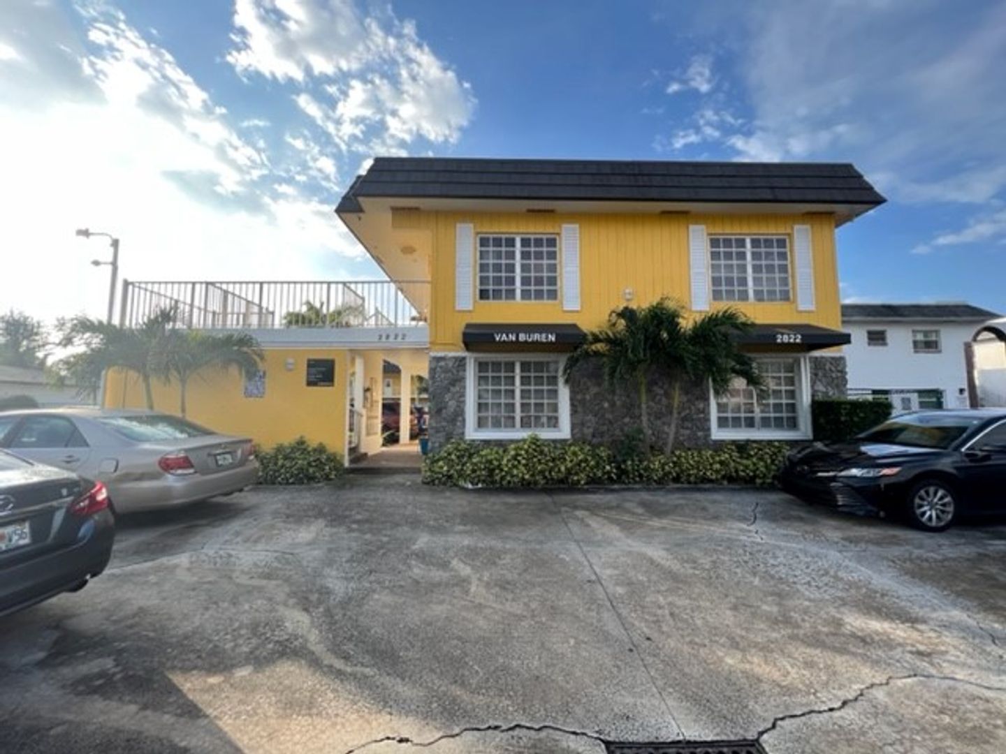 Hollywood Apartment: 2822 Van Buren Street