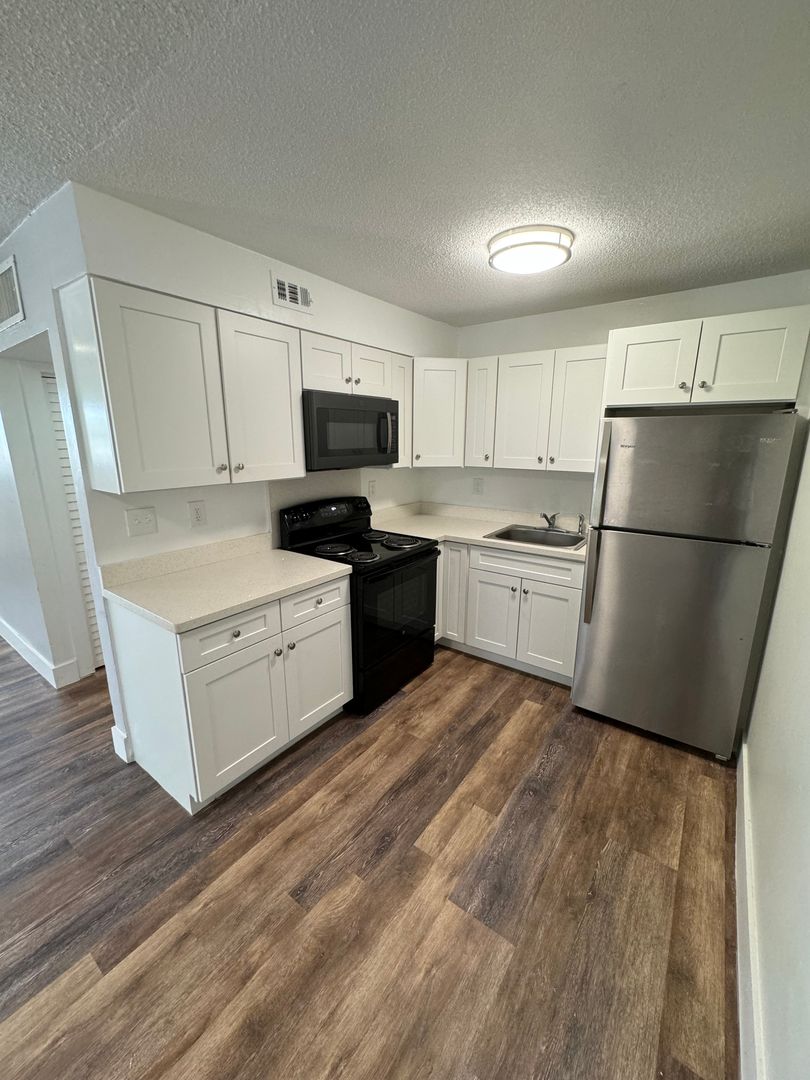 Hollywood Apartment: 2500 Johnson Street