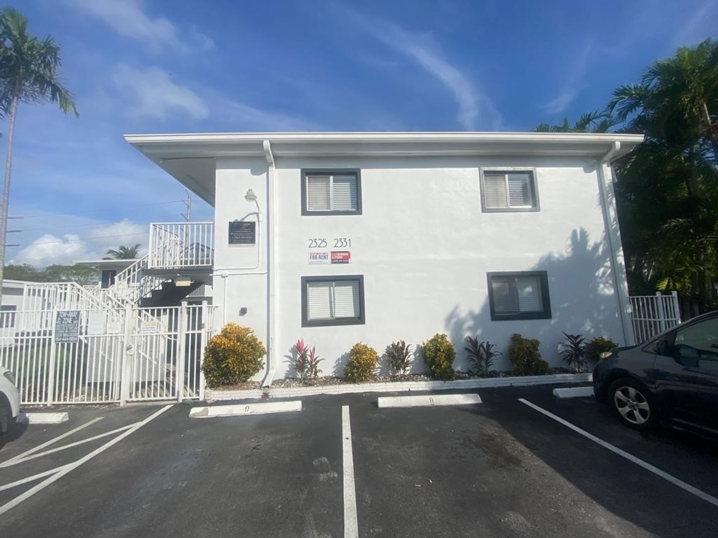 Hollywood Apartment: 2325-2331 Arthur St