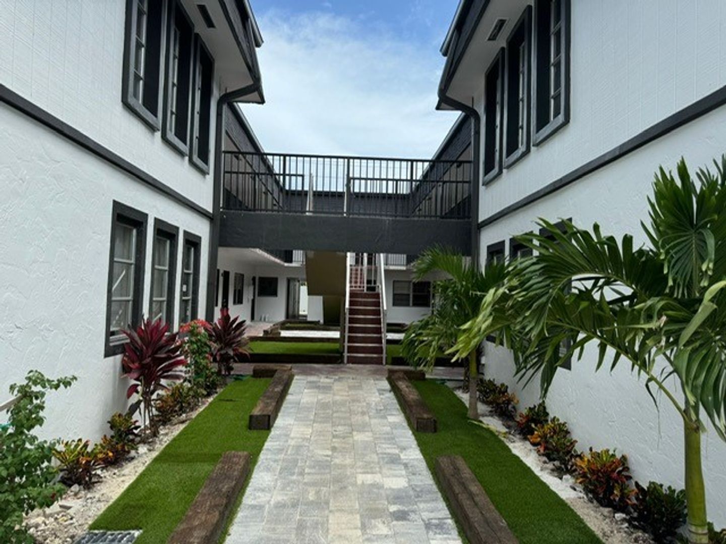 Hollywood Apartment: 2910 Pierce Street