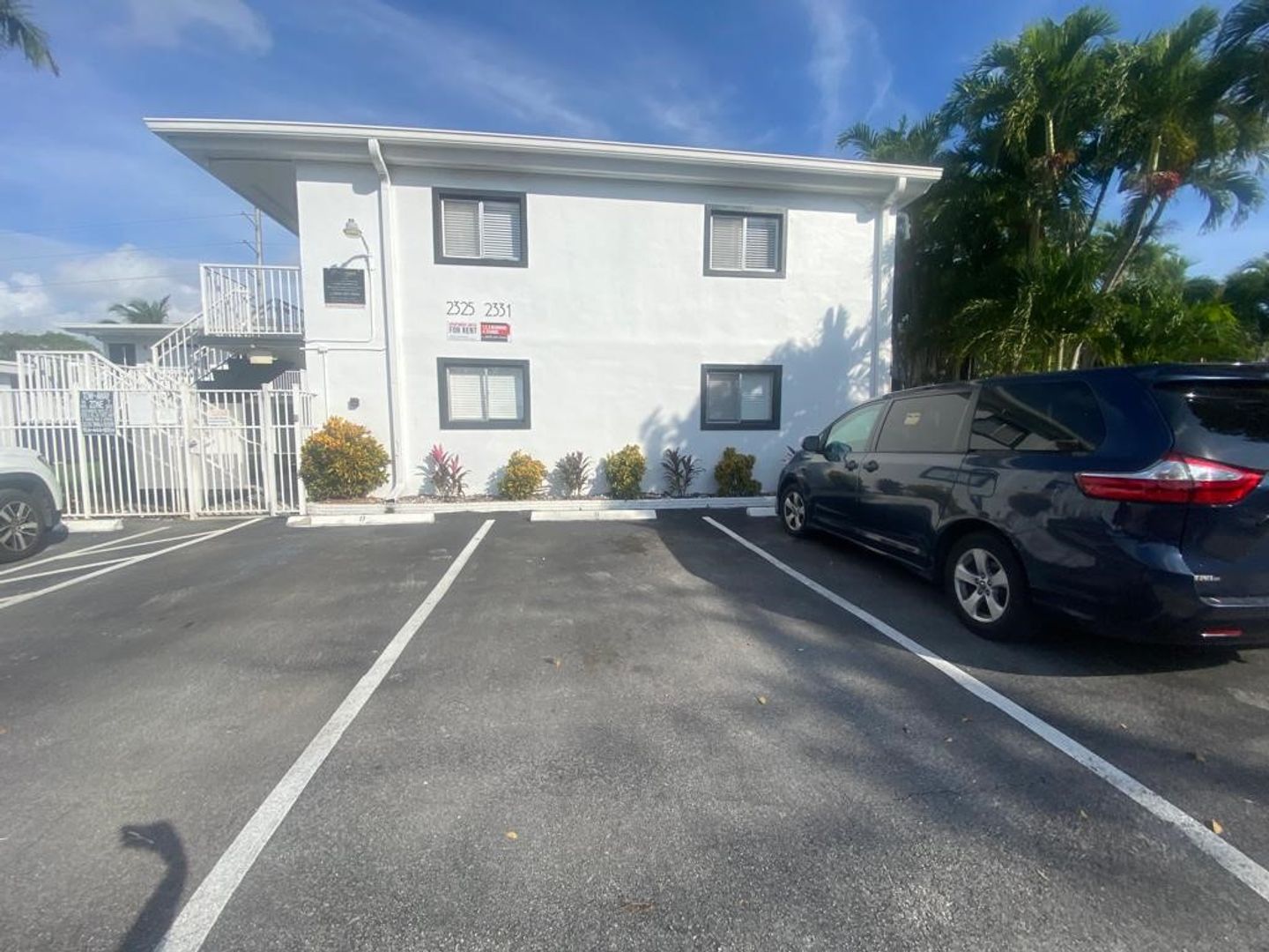 Hollywood Apartment: 2325-2331 Arthur St