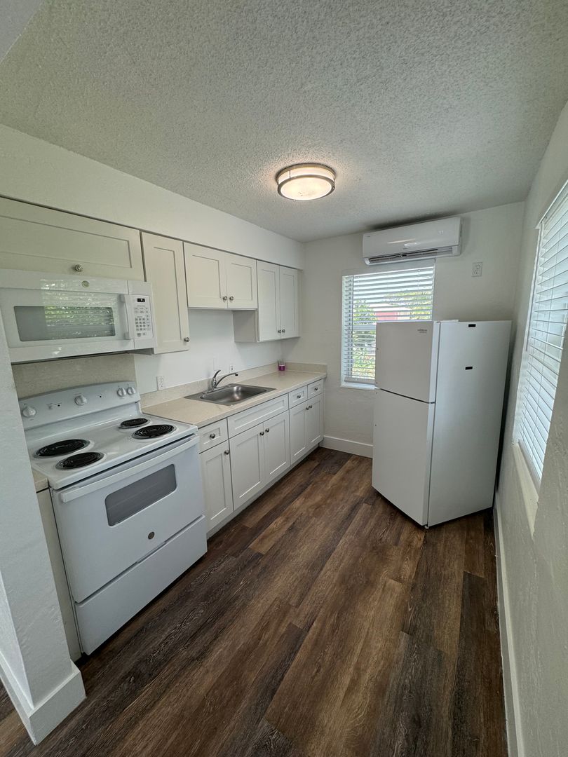 Hollywood Apartment: 1821 Thomas Street