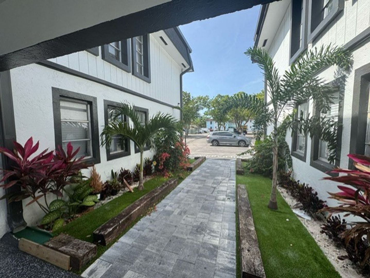 Hollywood Apartment: 2910 Pierce Street