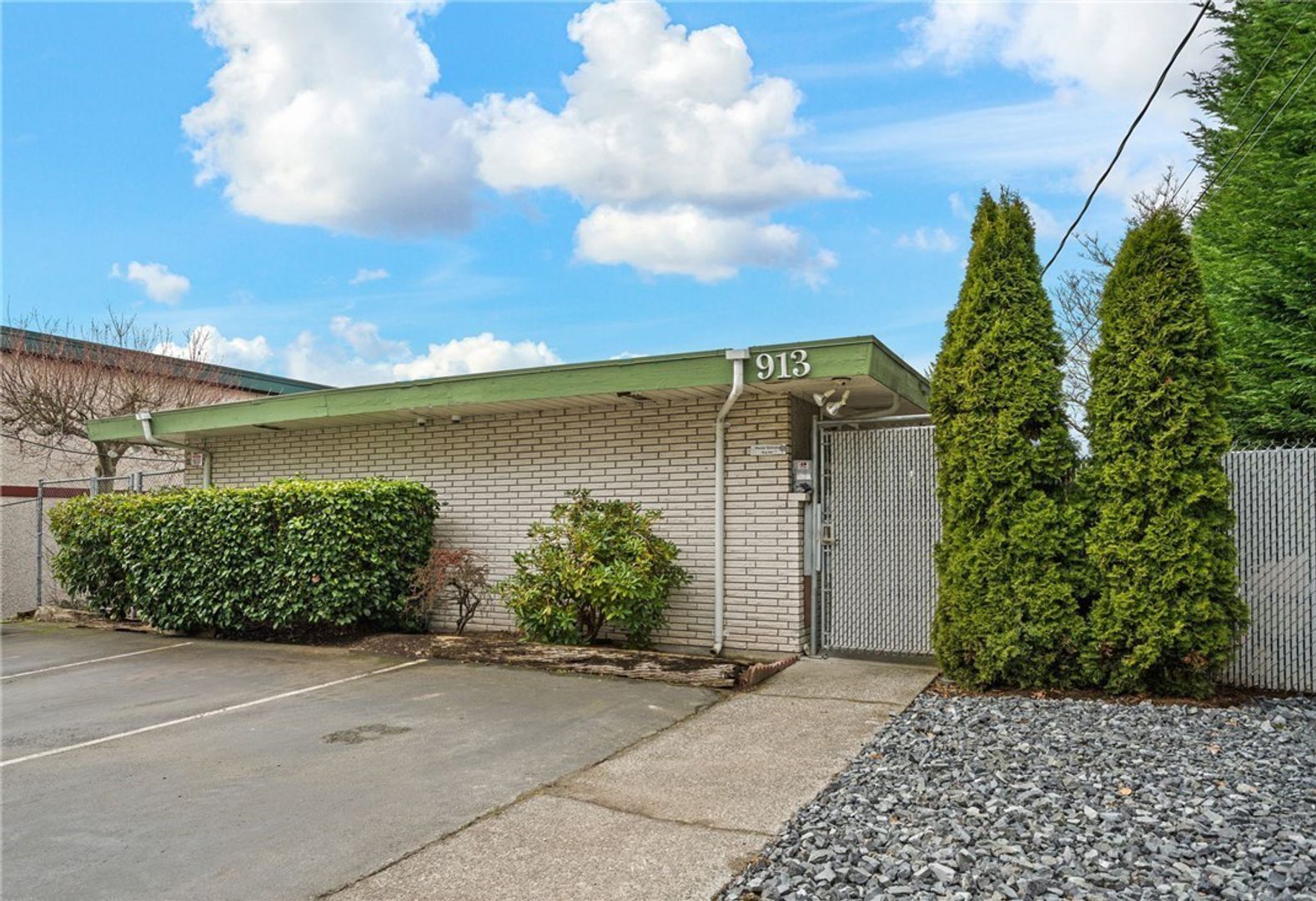 Renton Apartment: 913 Harrington Ave NE