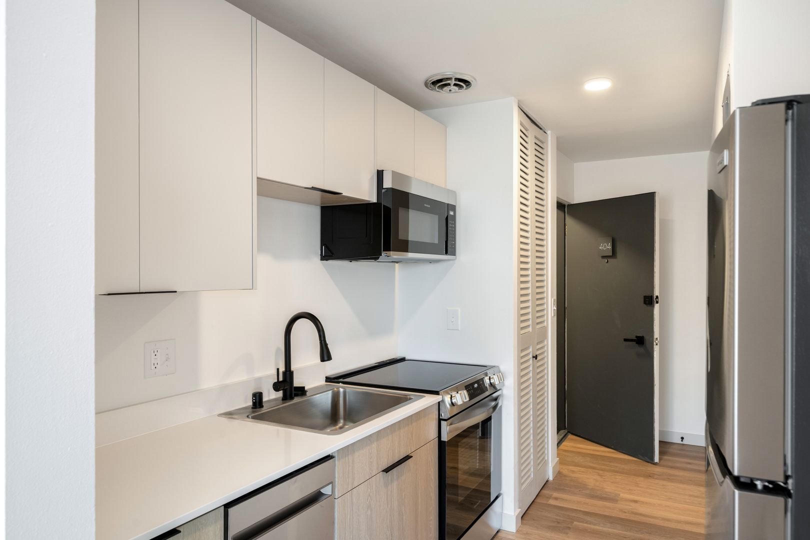 Seattle Apartment: 320 W Republican St