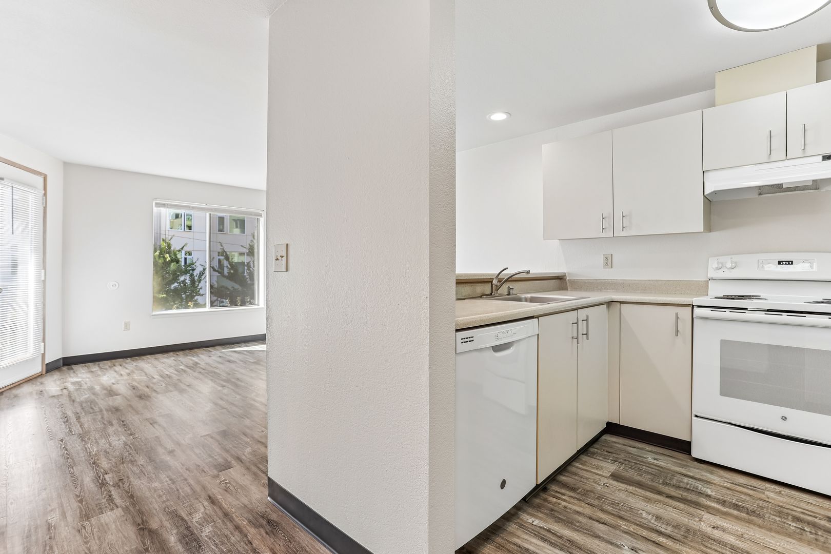 Seattle Apartment: 6700 Roosevelt Way NE