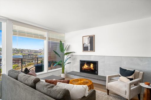 Spacious 2x1.5 Apartment with Den, Large Balcony, and Lake Views – photo 1