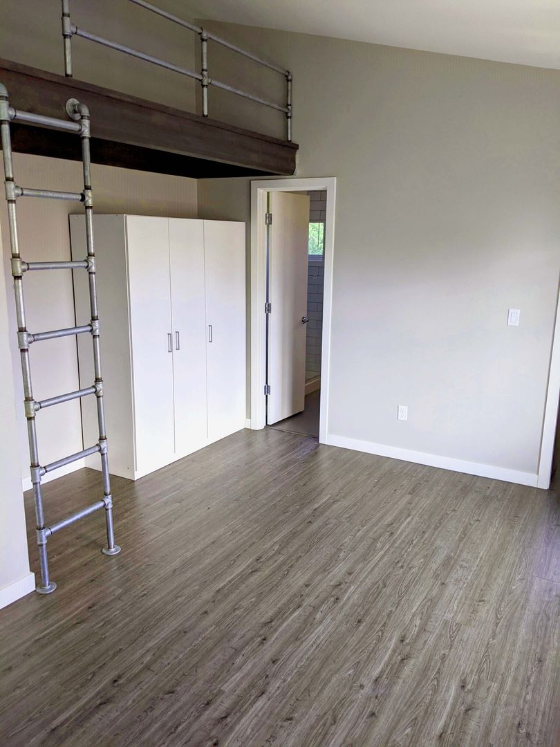 Seattle Apartment: 824 NE 57th Street