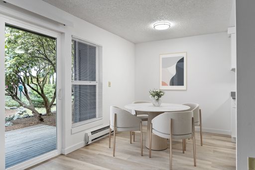 Freshly Renovated 2-Bedroom Apartment in Everett – photo 1