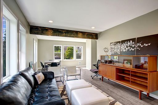 Spacious Private Room Near UW – Ideal for Students or Commuters!