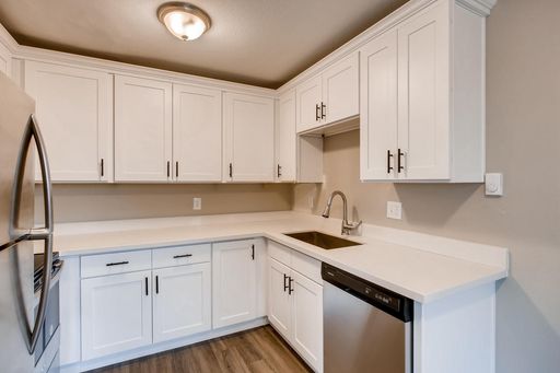 Cozy One-Bedroom Apartment with Views of Renton – photo 1