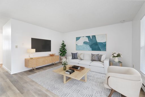 Freshly Renovated 2-Bedroom Apartment in Everett – photo 1