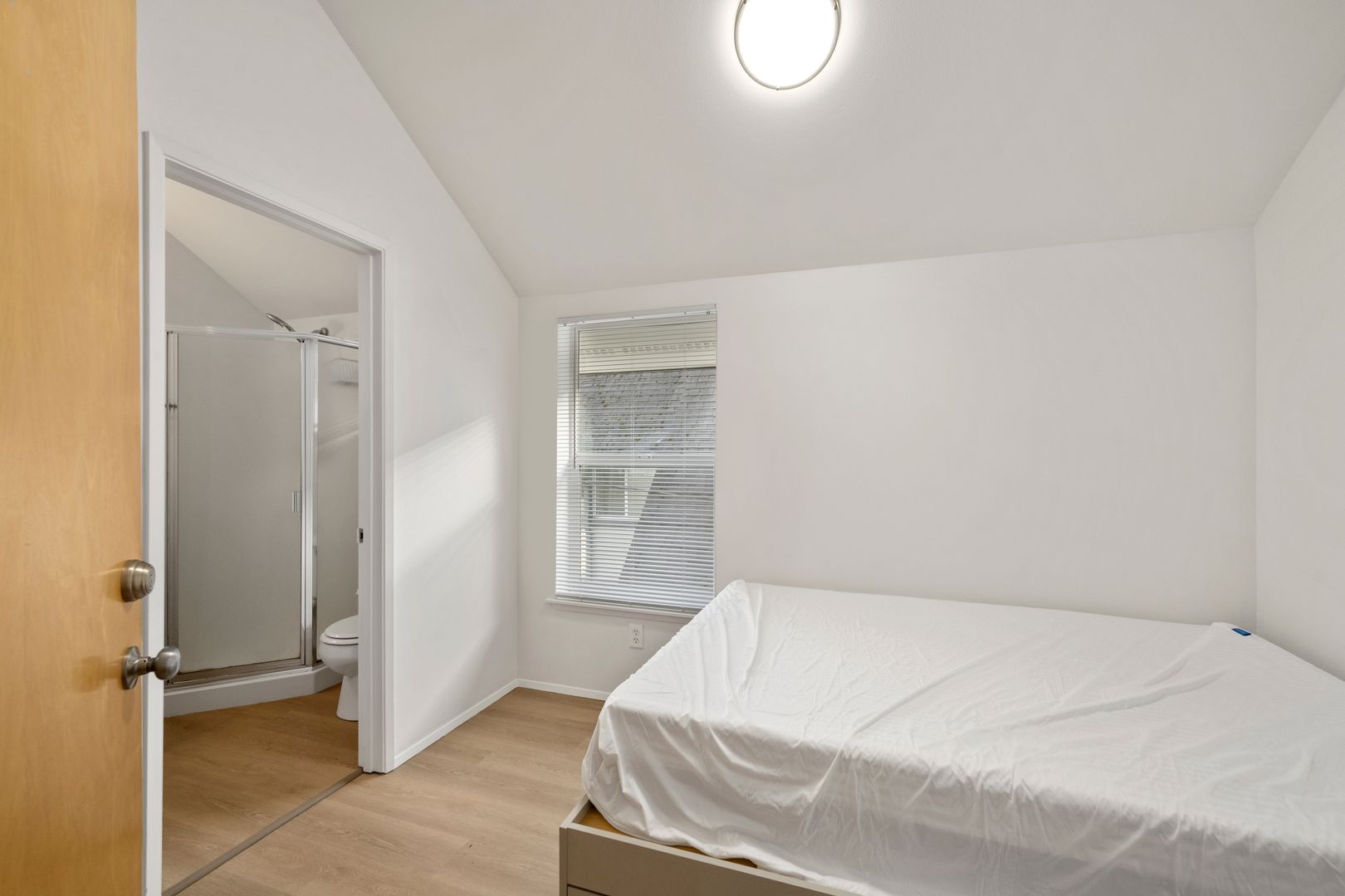 Seattle Apartment: 5612 Roosevelt Way NE