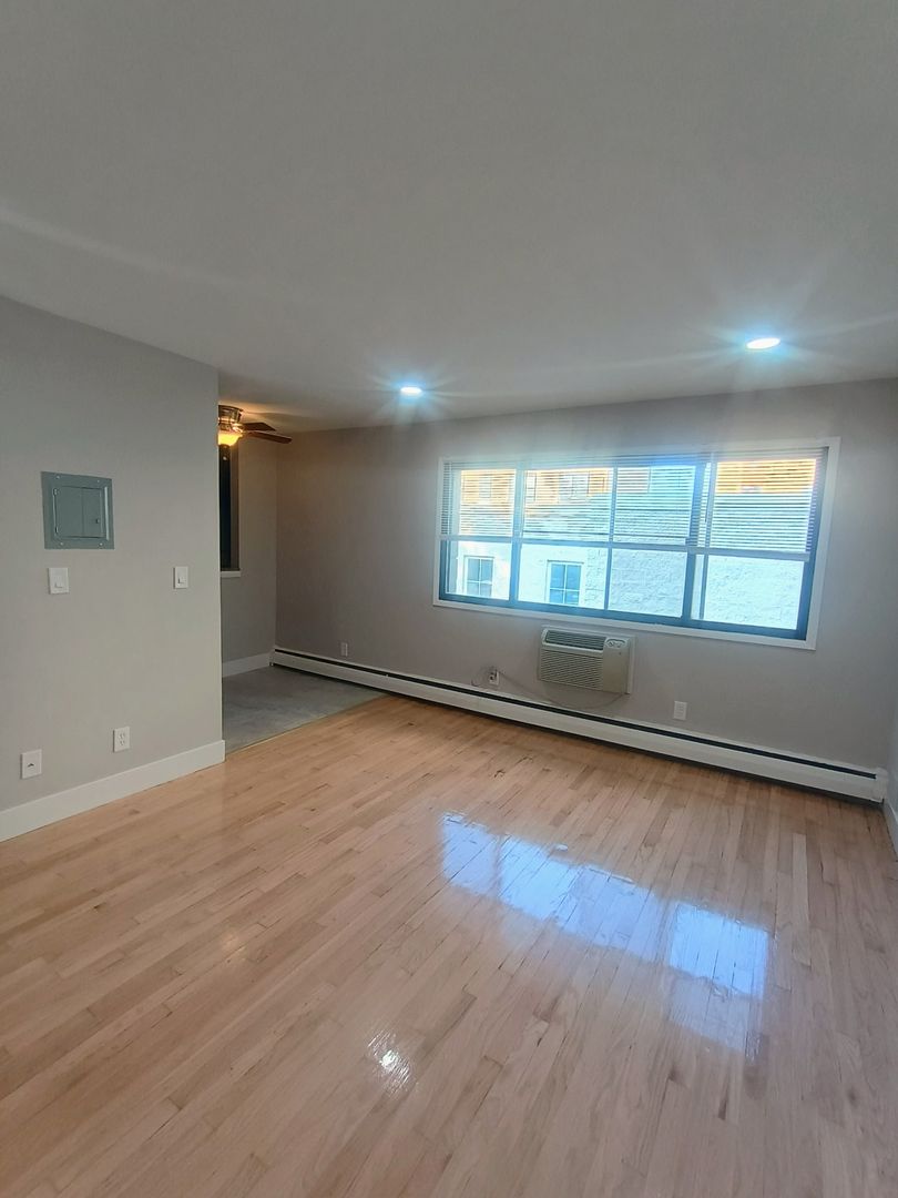 Milwaukee Apartment: 1106 E Knapp St