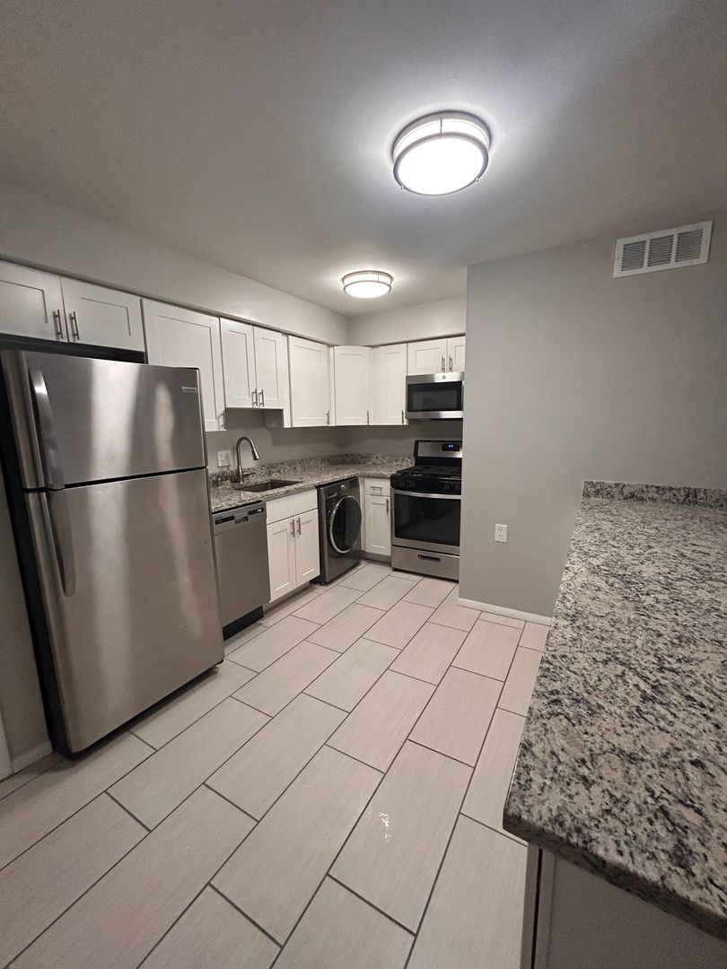 Milwaukee Apartment: 2492 N Murray Ave