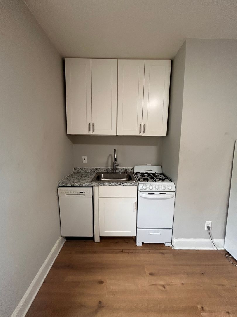 Milwaukee Apartment: 1020 E. Pleasant Street