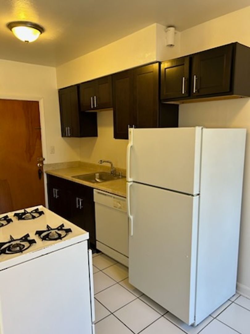 Milwaukee Apartment: 5425-33 W Martin Dr