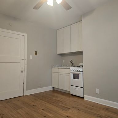 Studio apartment in a great Brady location – photo 1