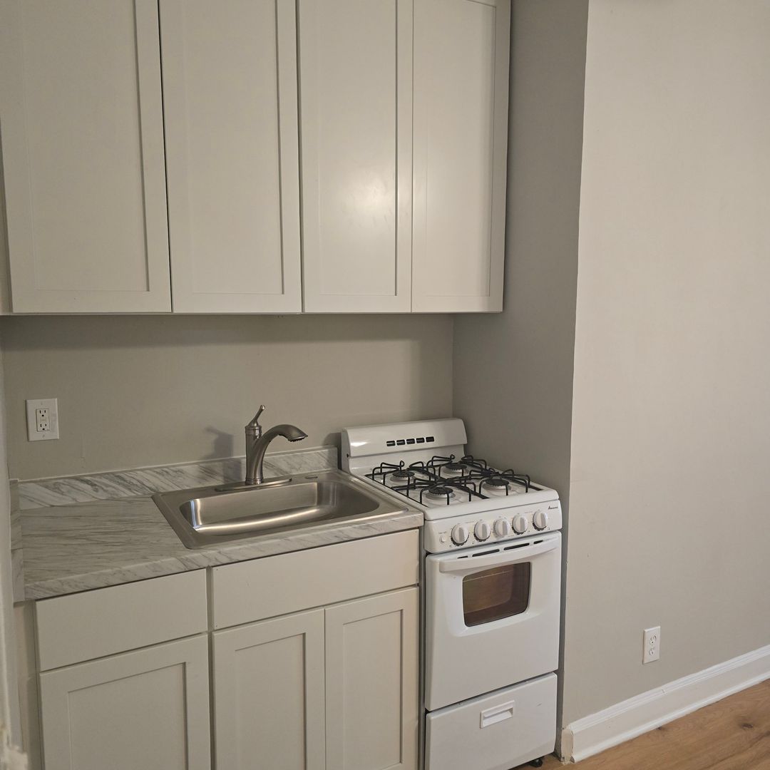 Milwaukee Apartment: 1020 E. Pleasant Street