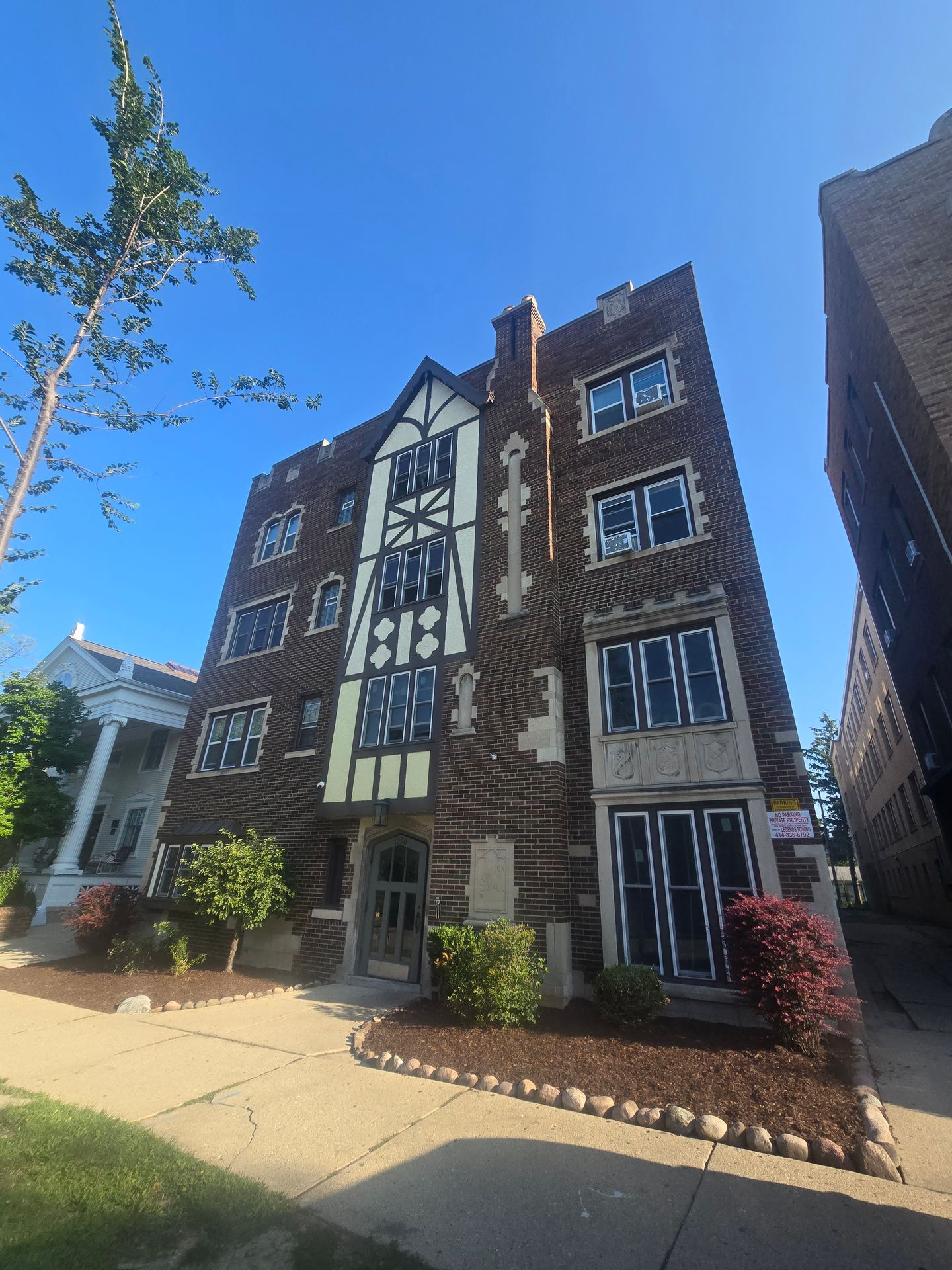 Milwaukee Apartment: 1020 E. Pleasant Street