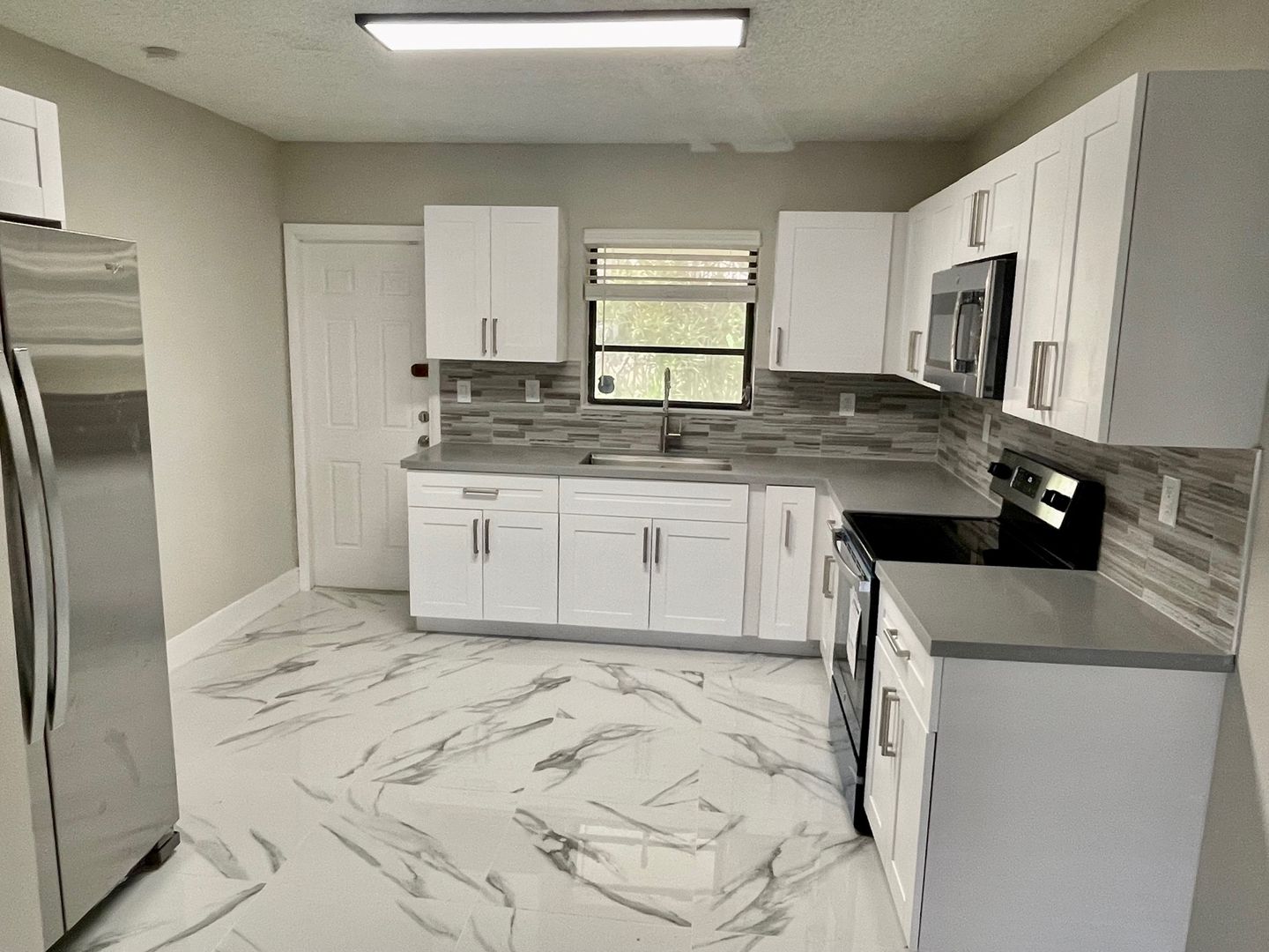 Aventura Apartment: 21119-21-23-25 E Dixie Hwy