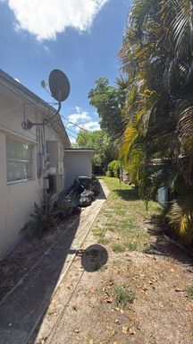 345 NW 32nd St – photo 1