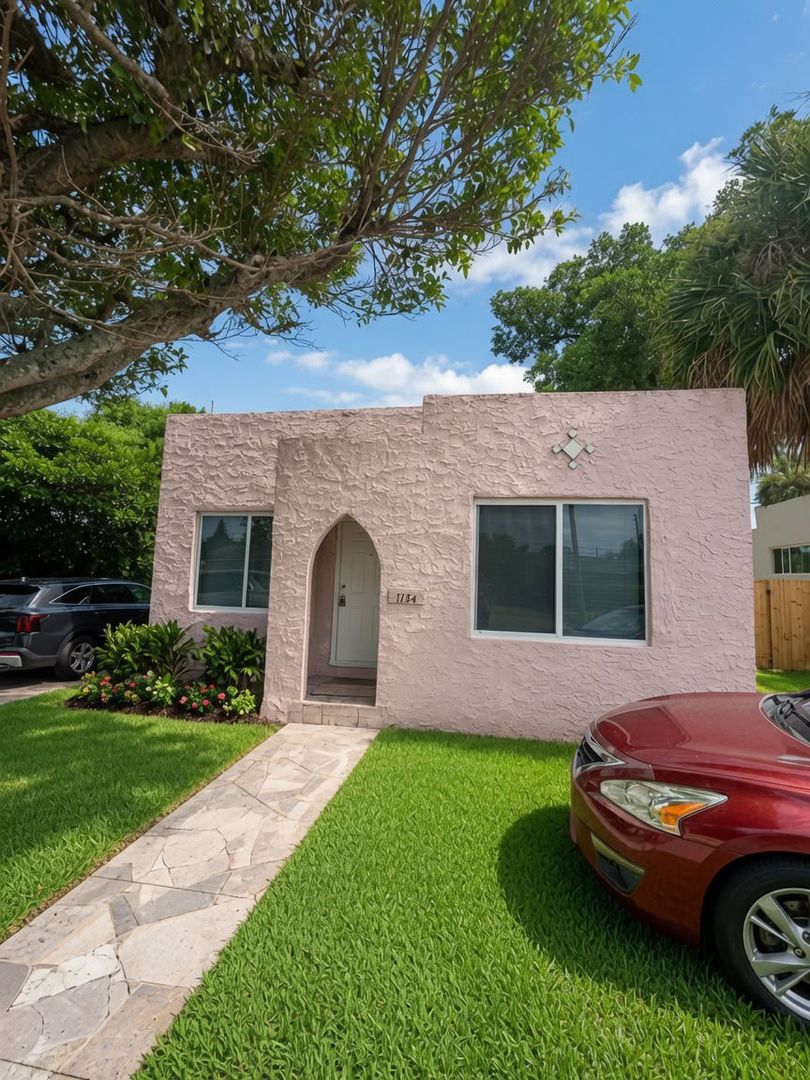 Riviera Beach House: 1154 W 25th St
