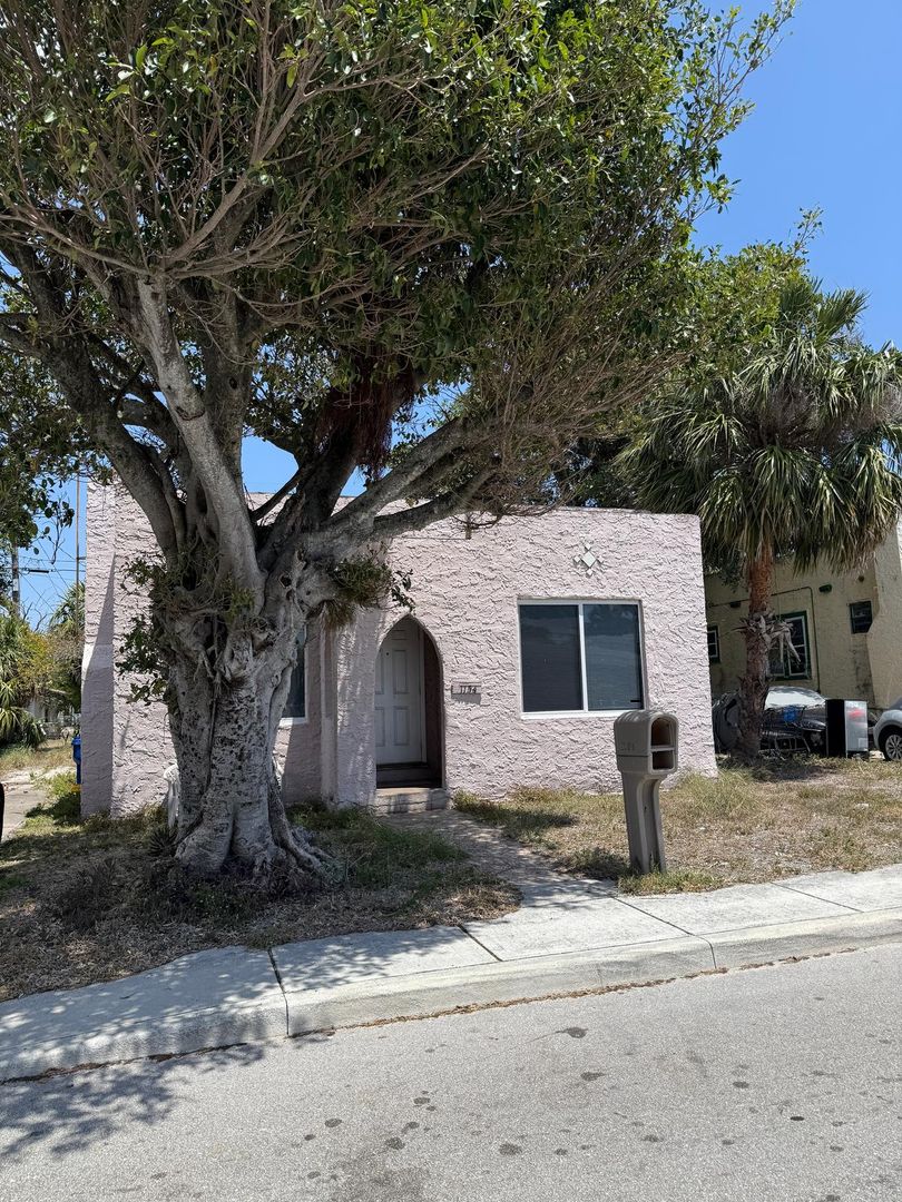 Riviera Beach House: 1154 W 25th St