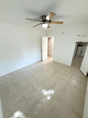 323 NW 32nd St – photo 1