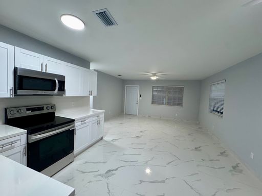 2BR / 1BA Duplex in quiet street updated kitchen, just minutes from I-95. Includes washer and dryer in the unit – photo 1