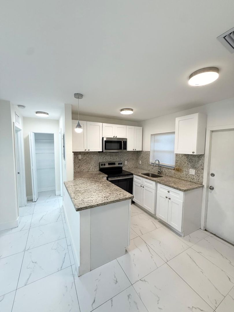 Oakland Park Apartment: 335-349 NW 32nd St
