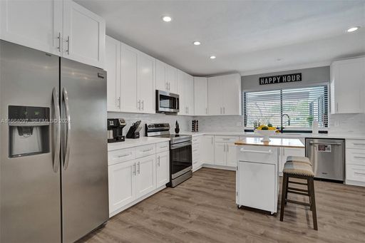 Renovated, fully furnished 6BR/3BA lakefront home in Plantation Harbor with a heated pool, modern finishes, and Quiet street, 1 minute to I-595. – photo 1