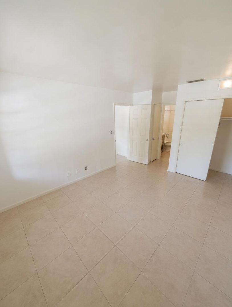 Fort Lauderdale Apartment: 1904-1914 SW 2 St