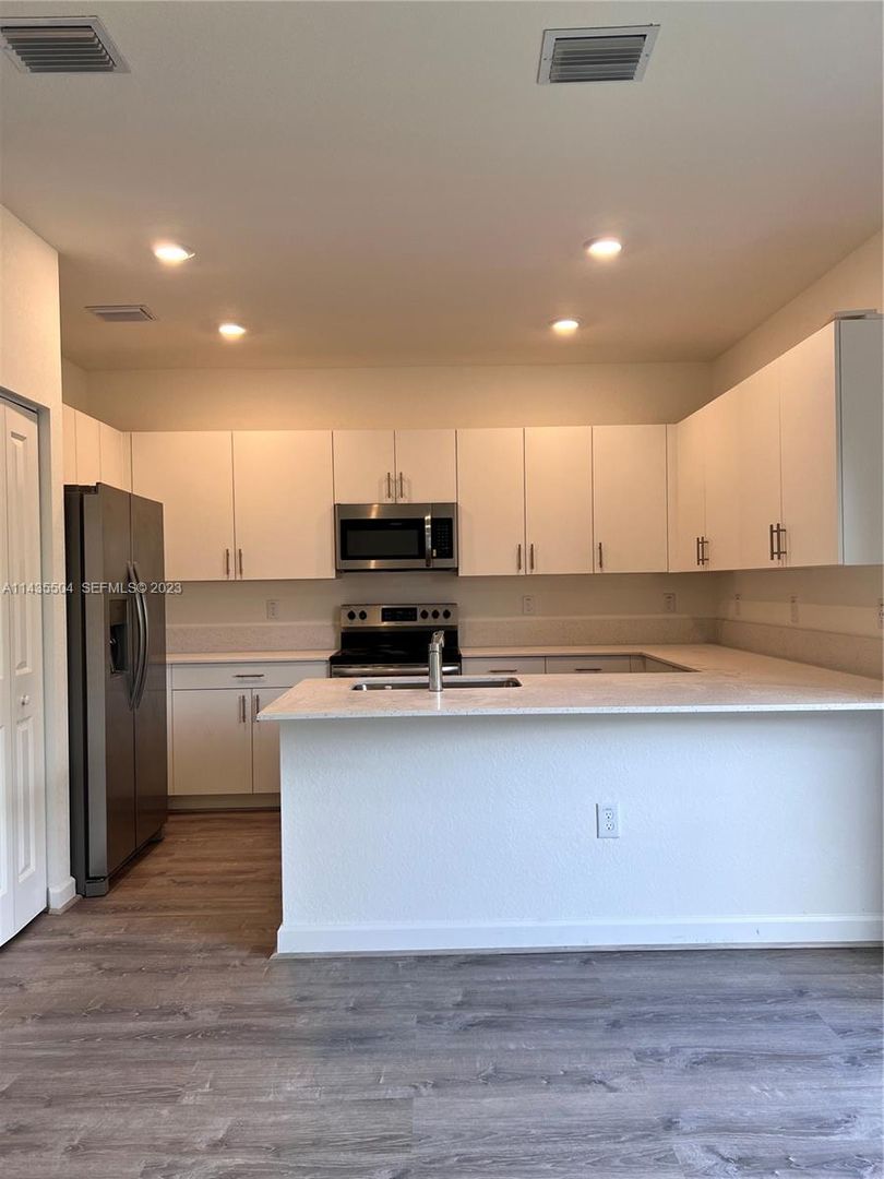 Miami House: 925 NE 211 St