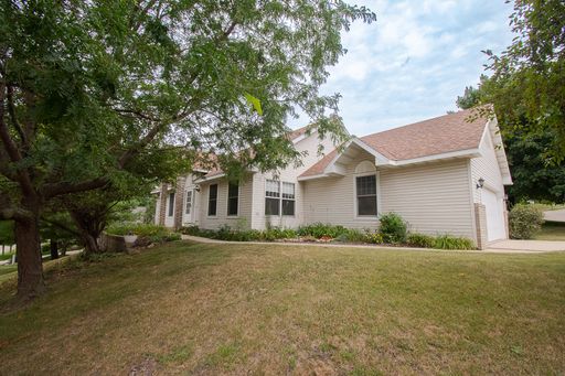 Rare Viking Hills Rental Opportunity - One Level Living! – photo 1