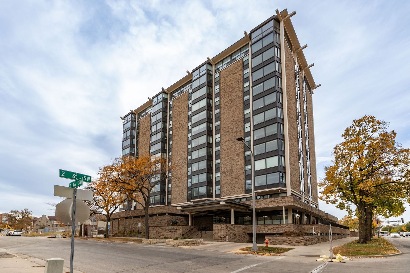 FALL RENT SAVINGS! Unbeatable Views, Ample Amenities, 2 Bed 1.5 Bath Available NOW!