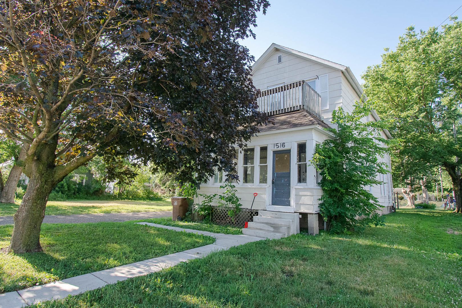 Albert Lea Apartment: 1516/1520 E Hawthorne St