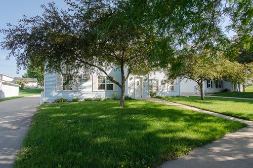 Comfortable Main Floor Living in Northwest Rochester – photo 1