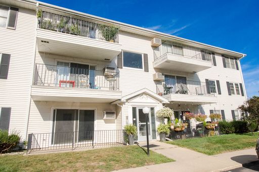Convenient Ground-Level Condo Near West Circle – photo 1