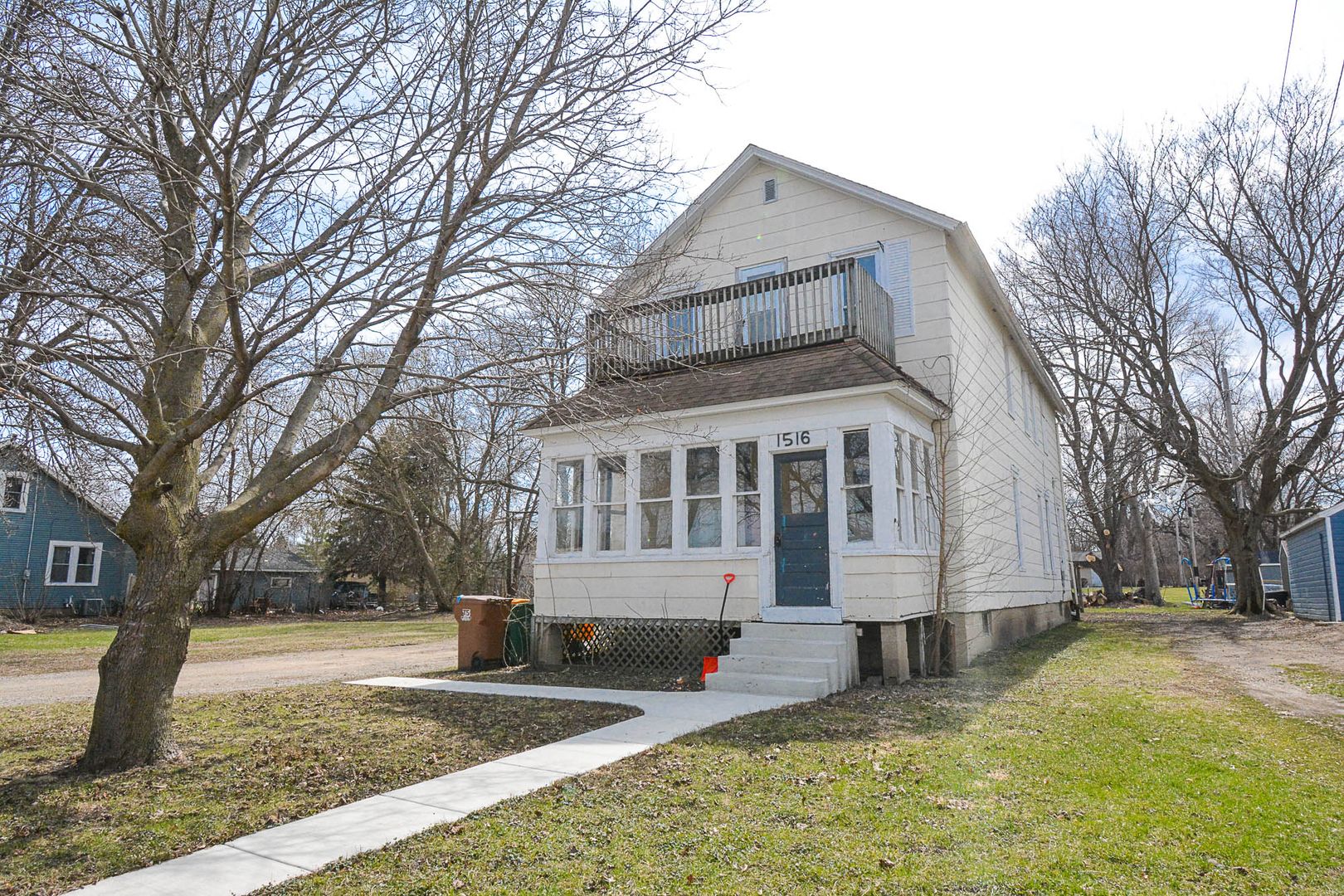 Albert Lea Apartment: 1516/1520 E Hawthorne Ave