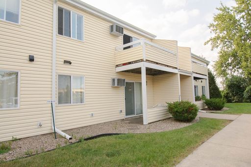 Main floor 2br condo steps from the Douglas Trail! – photo 1