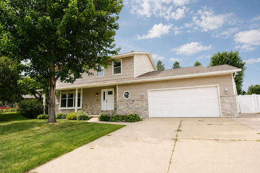 Bright & beautiful 2-story home in Byron!